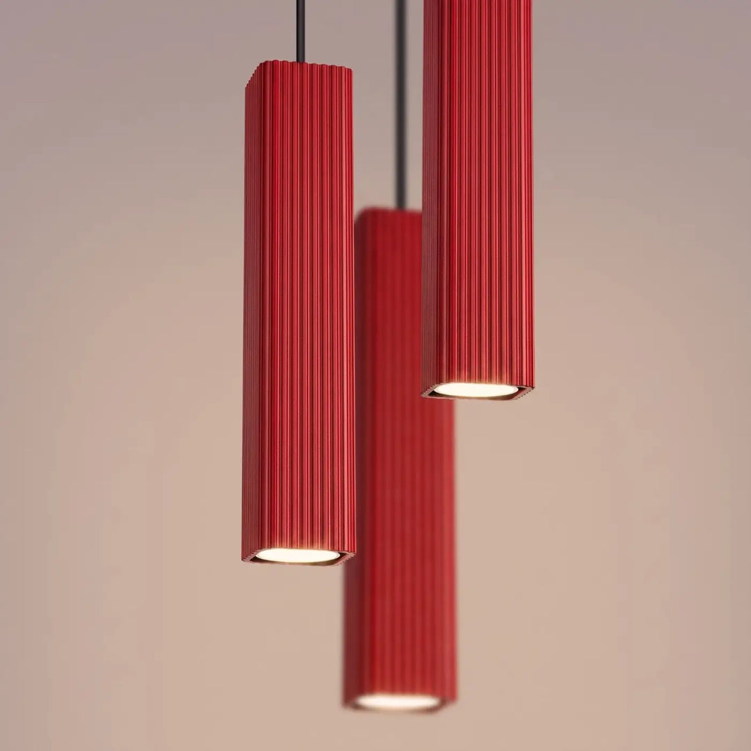 Suspension Rayo rouge en grappe à 3 tubes cannelés, détail des cannelures