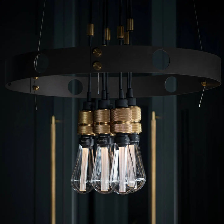 Suspension Hero Light graphite en laiton dans un intérieur #couleur_dor
