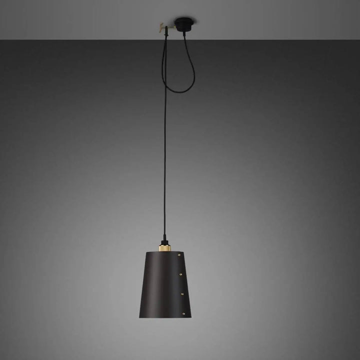 Suspension Hooked 1.0 grand modèle à abat-jour graphite, finition laiton, câble de 2,6 m #couleur_dor