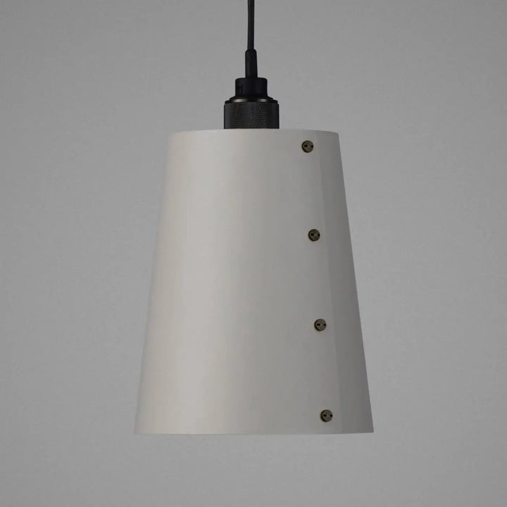 Suspension Hooked 1.0 grand modèle en finition bronze fumé avec abat-jour en métal coloris pierre #couleur_gris