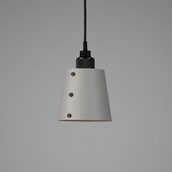 Suspension Hooked 1.0 petit modèle en finition bronze fumé avec abat-jour en métal coloris pierre #couleur_gris
