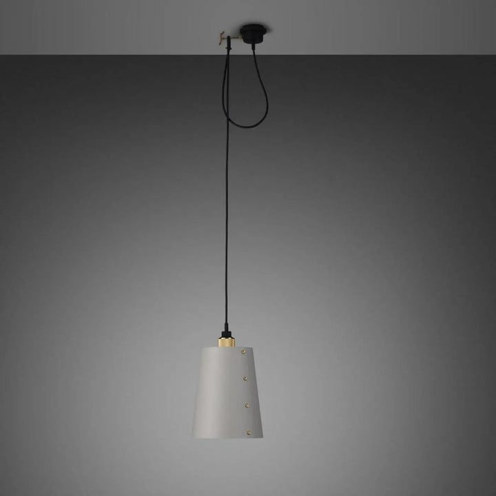 Suspension Hooked 1.0 grand modèle à abat-jour coloris pierre, finition laiton #couleur_dor