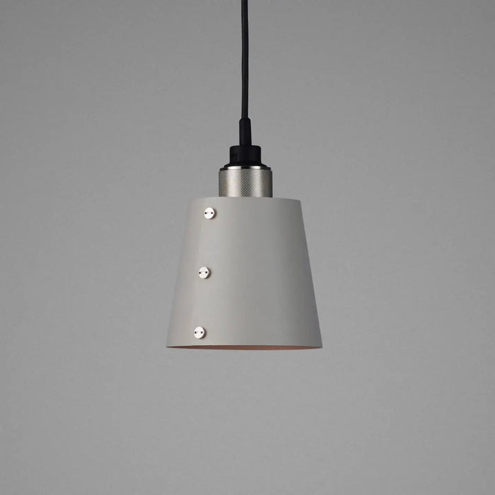 Suspension Hooked 1.0 petit modèle en finition acier avec abat-jour en métal coloris pierre #couleur_argent