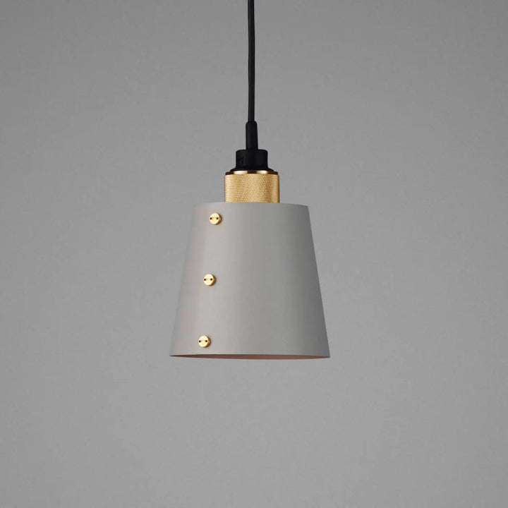 Suspension Hooked 1.0 petit modèle en finition laiton avec abat-jour en métal coloris pierre #couleur_dor