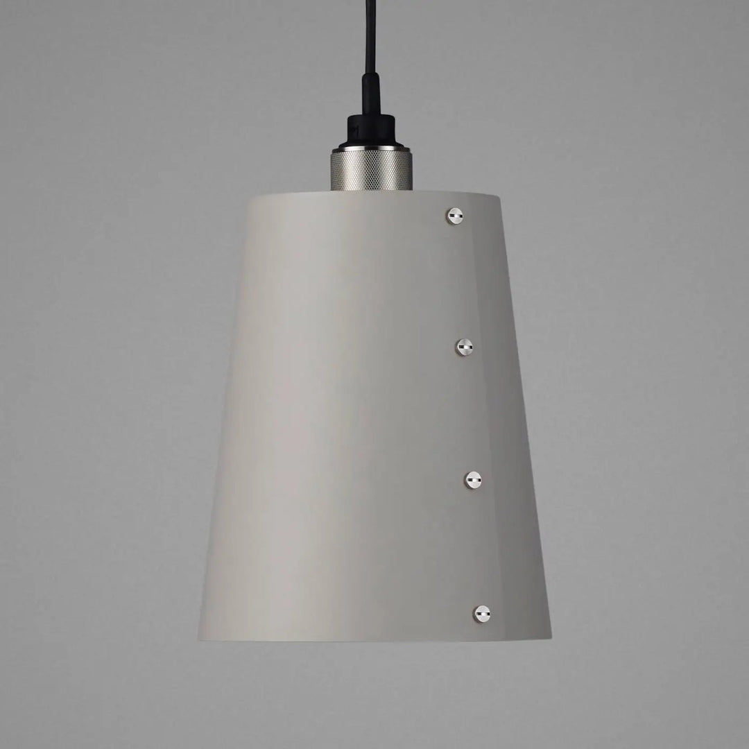Suspension Hooked 1.0 grand modèle en finition acier avec abat-jour en métal coloris pierre #couleur_argent