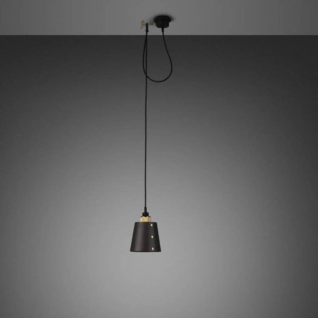 Suspension Hooked 1.0 petit modèle à abat-jour graphite, finition laiton #couleur_dor