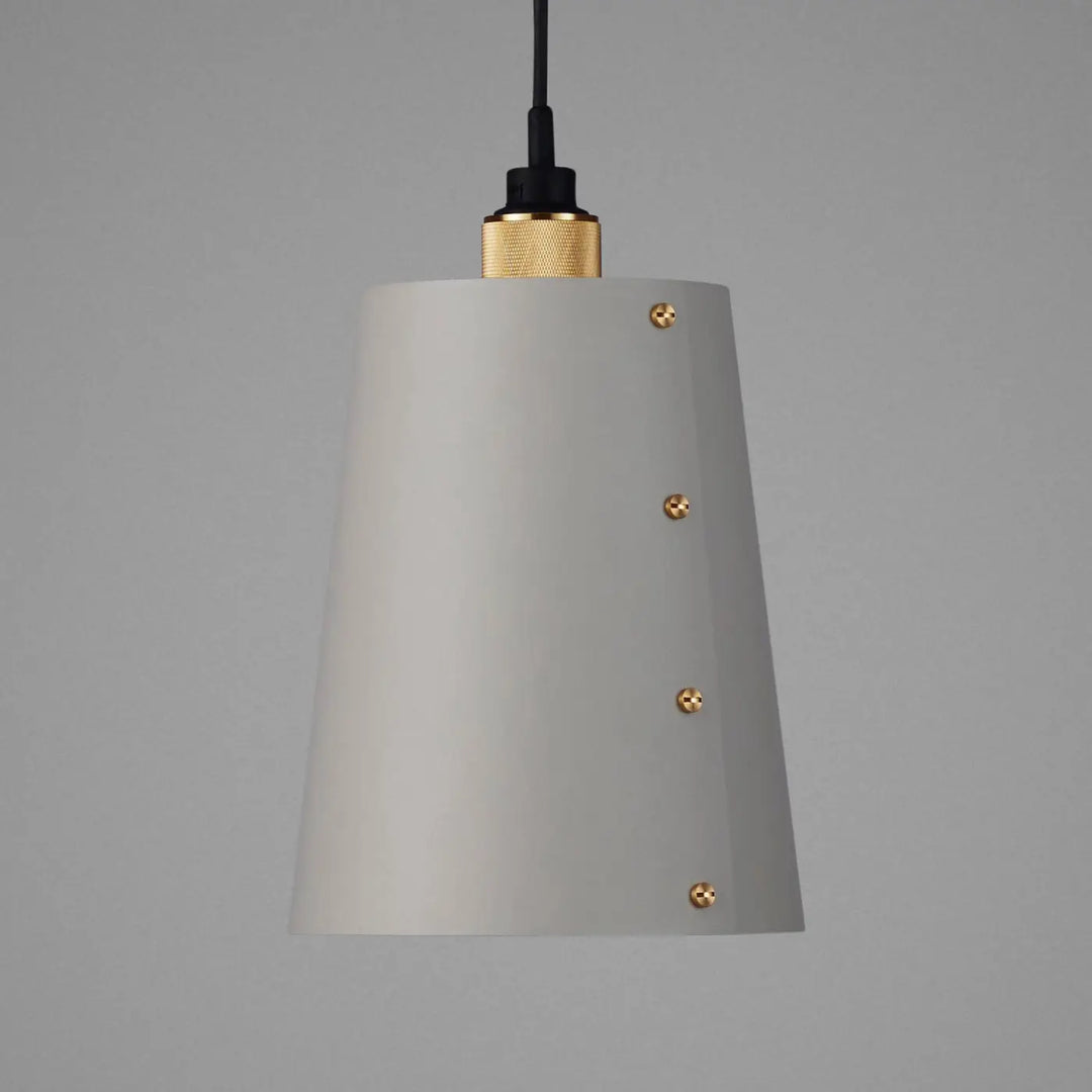 Suspension Hooked 1.0 grand modèle en finition laiton avec abat-jour en métal coloris pierre #couleur_dor