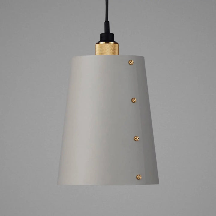 Suspension Hooked 1.0 grand modèle en finition laiton avec abat-jour en métal coloris pierre #couleur_dor