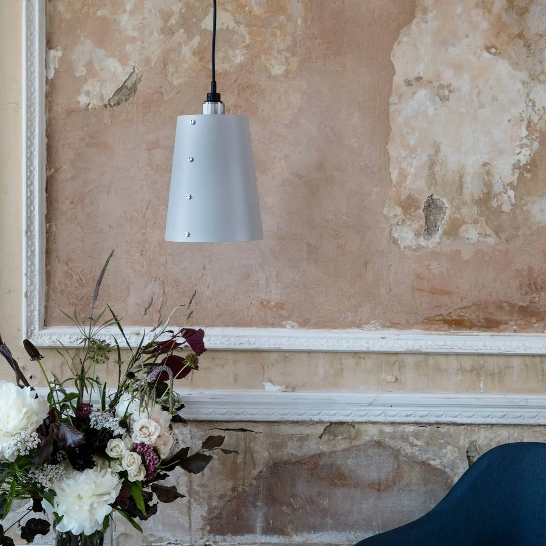 Suspension Hooked 1.0 grand modèle coloris pierre en acier dans un intérieur #couleur_argent