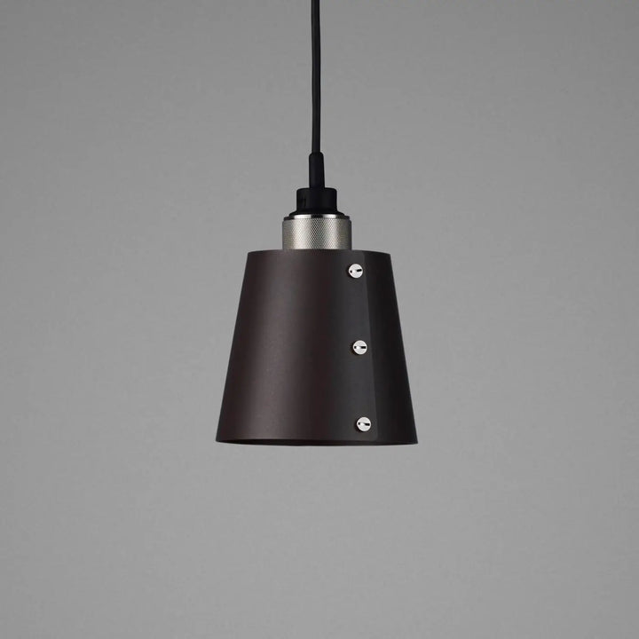 Suspension Hooked 1.0 petit modèle en finition acier avec abat-jour en métal graphite #couleur_argent