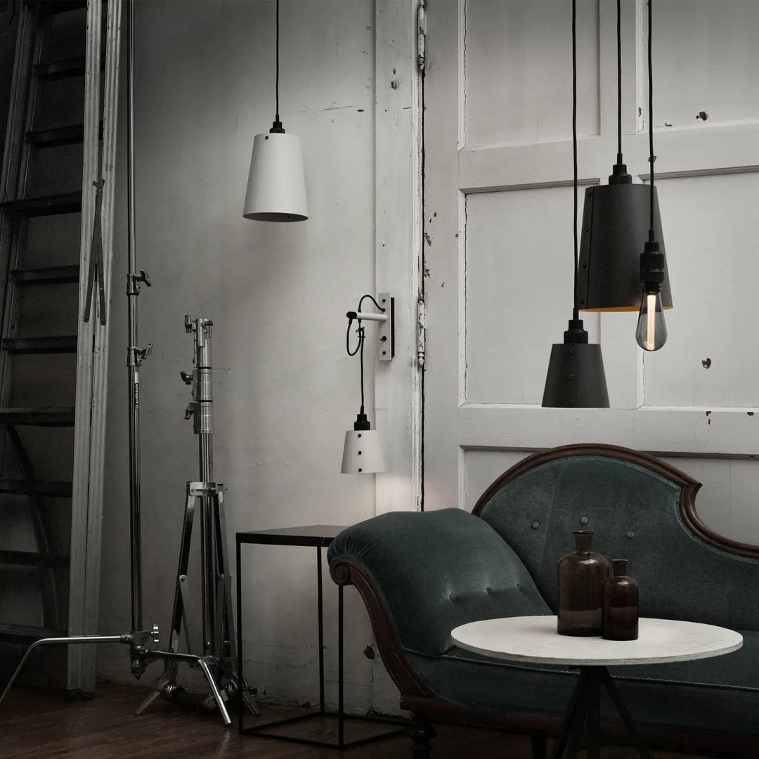 Suspension Hooked 1.0 grand modèle coloris pierre en bronze fumé dans un intérieur #couleur_gris