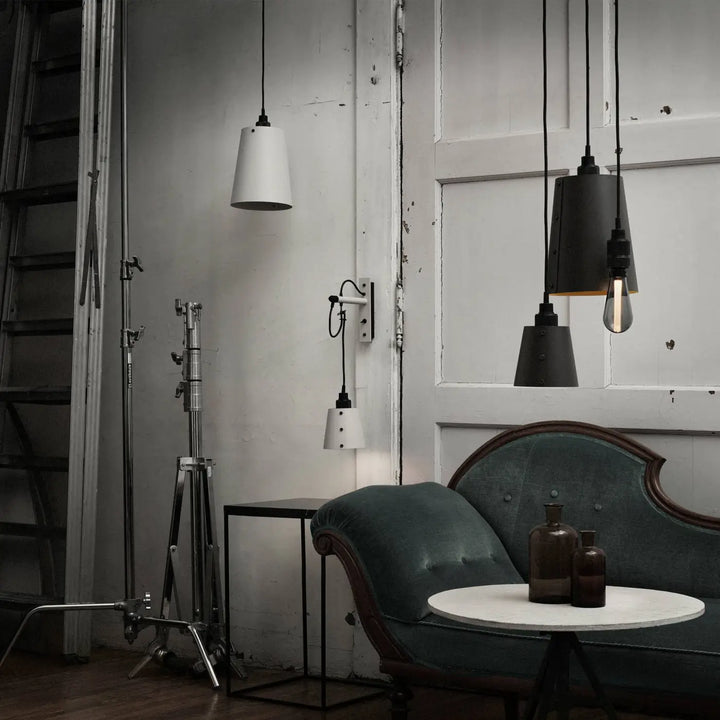 Suspension Hooked 1.0 grand modèle coloris pierre en bronze fumé dans un intérieur #couleur_gris