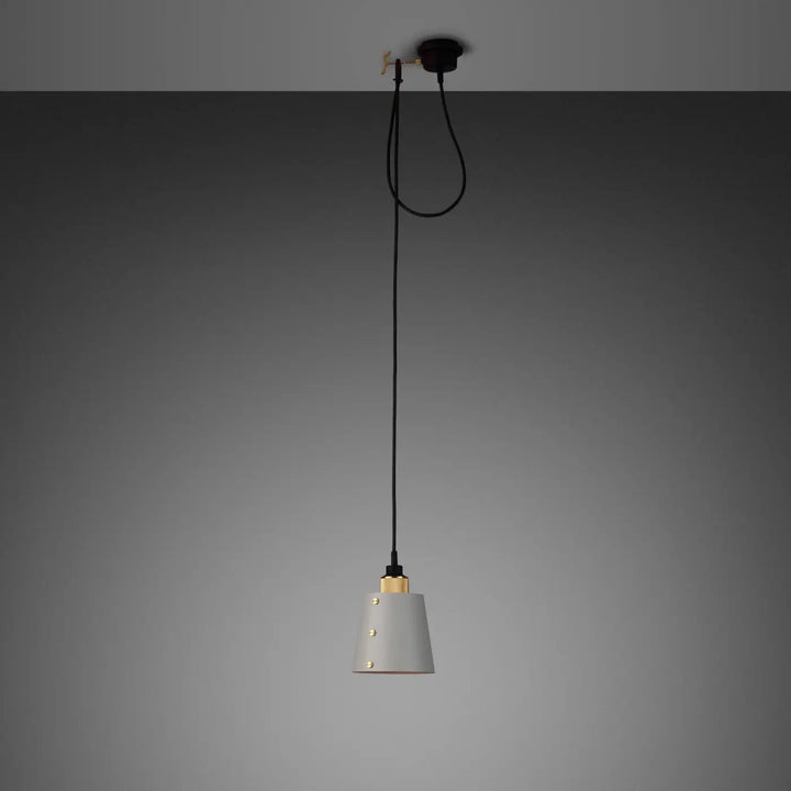 Suspension Hooked 1.0 petit modèle à abat-jour coloris pierre, finition laiton #couleur_dor