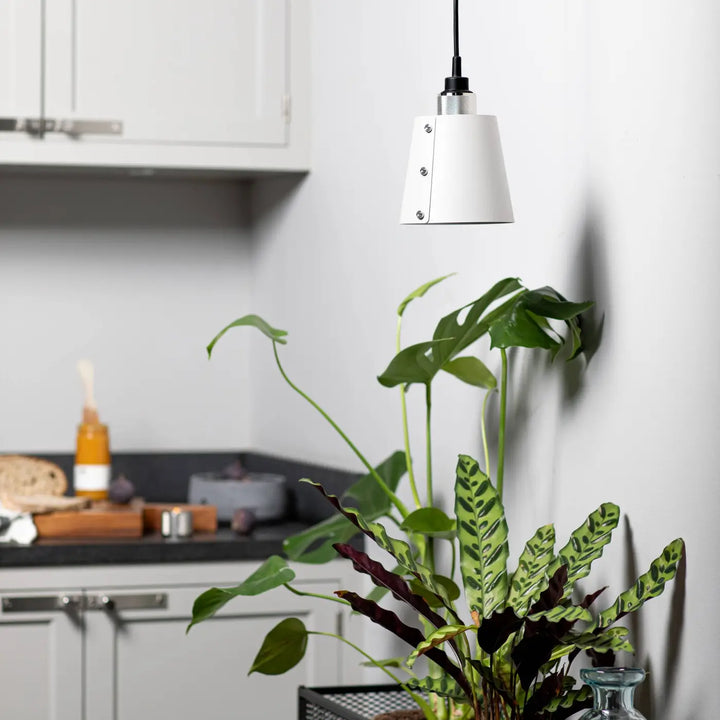 Suspension Hooked 1.0 petit modèle coloris pierre en acier dans un intérieur #couleur_argent
