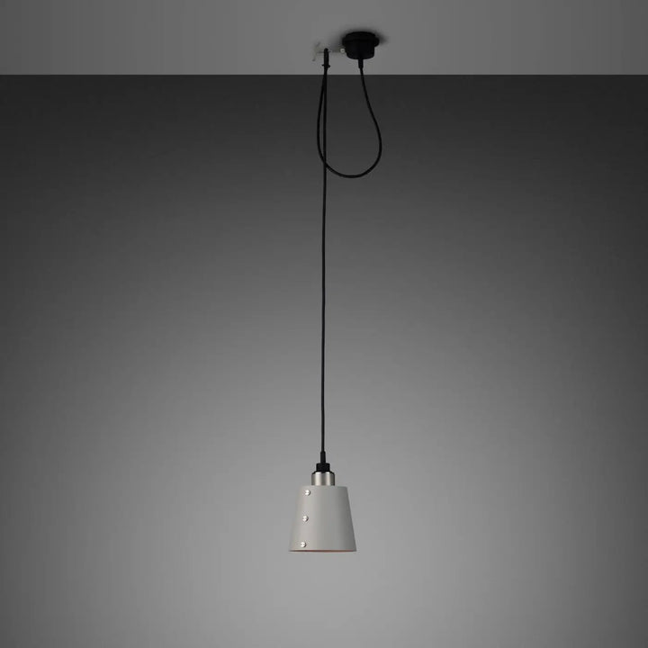 Suspension Hooked 1.0 petit modèle à abat-jour coloris pierre, finition acier #couleur_argent