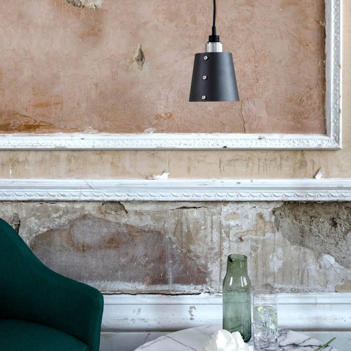 Suspension Hooked 1.0 petit modèle graphite en acier dans un intérieur #couleur_argent