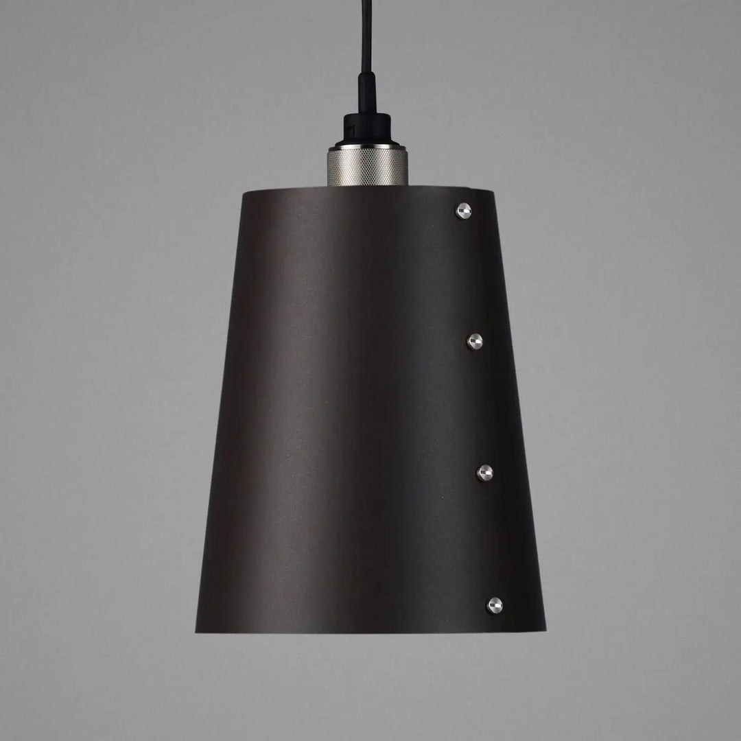 Suspension Hooked 1.0 grand modèle en finition acier avec abat-jour en métal graphite #couleur_argent