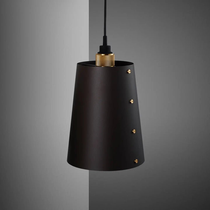Suspension Hooked 1.0 grand modèle en finition laiton avec abat-jour en métal graphite #couleur_dor