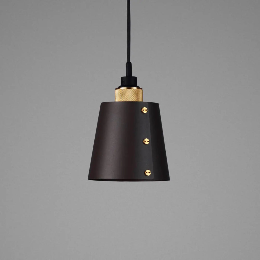 Suspension Hooked 1.0 petit modèle en finition laiton avec abat-jour en métal graphite #couleur_dor