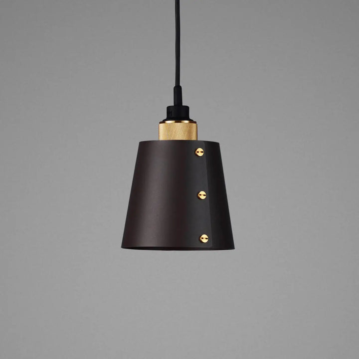 Suspension Hooked 1.0 petit modèle en finition laiton avec abat-jour en métal graphite #couleur_dor