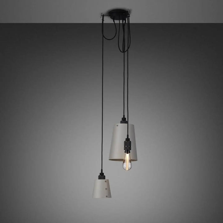 Suspension Hooked 3.0 à abat-jour coloris pierre, finition bronze fumé #couleur_gris