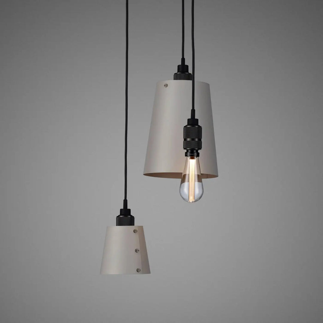 Suspension Hooked 3.0 en finition bronze fumé avec abat-jour en métal coloris pierre #couleur_gris