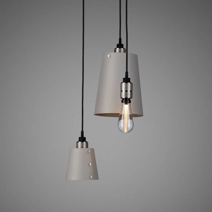 Suspension Hooked 3.0 en finition acier avec abat-jour en métal coloris pierre, câble de 2,6 m #couleur_argent