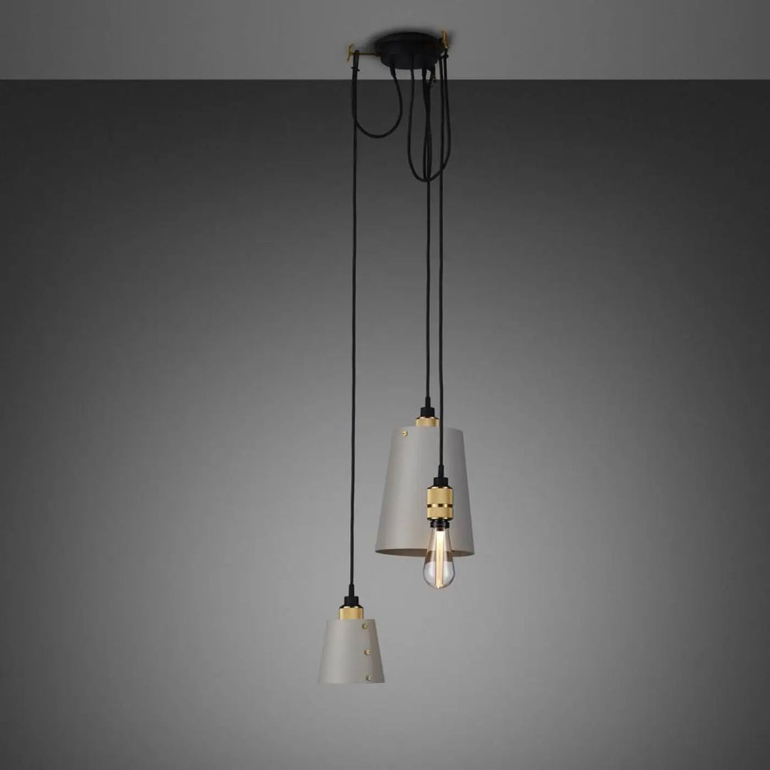 Suspension Hooked 3.0 à abat-jour coloris pierre, finition laiton #couleur_dor