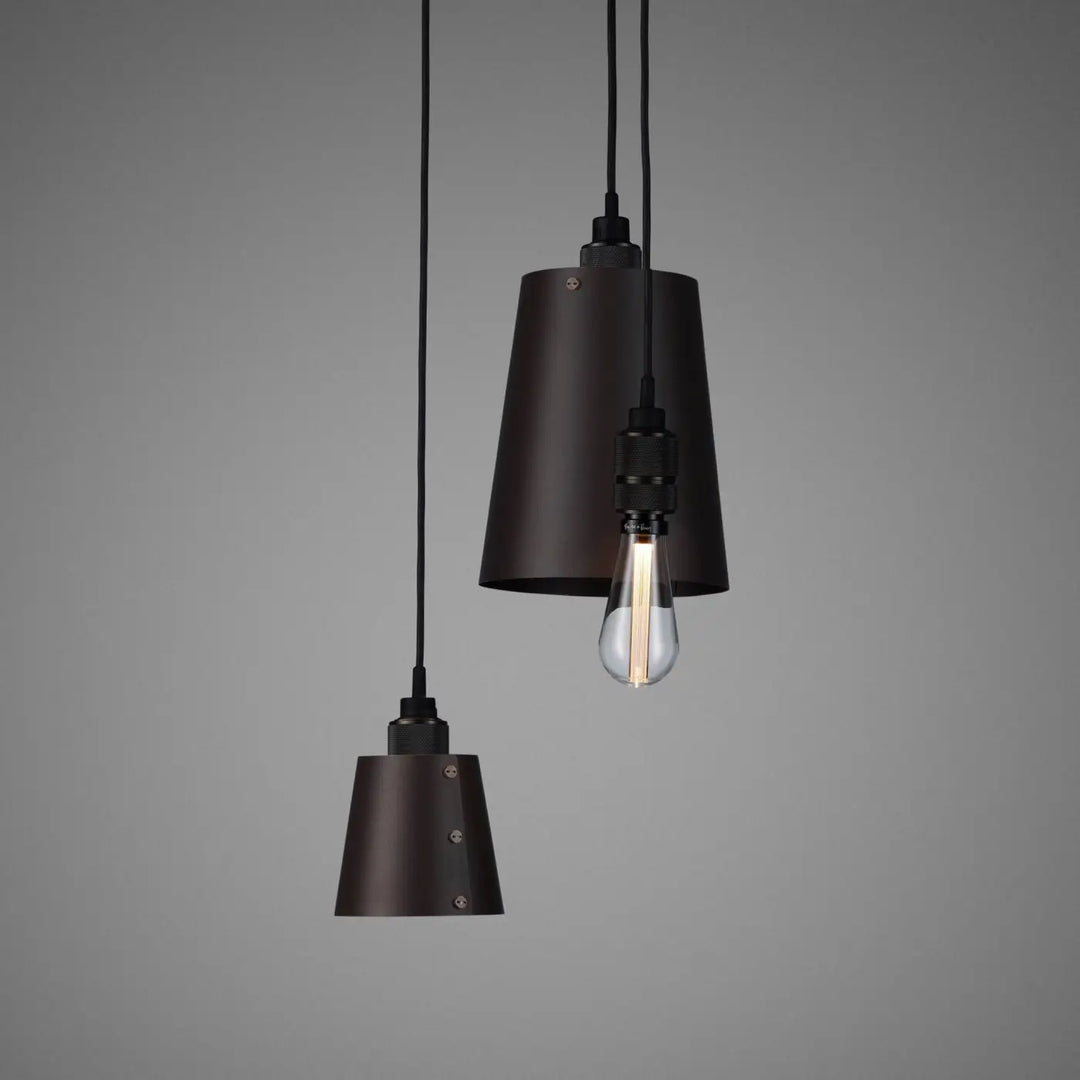 Suspension Hooked 3.0 en finition bronze fumé avec abat-jour en métal graphite #couleur_gris
