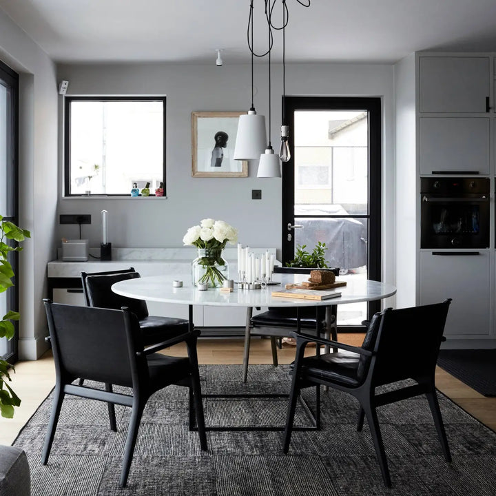 Suspension Hooked 3.0 coloris pierre en acier dans un intérieur #couleur_argent