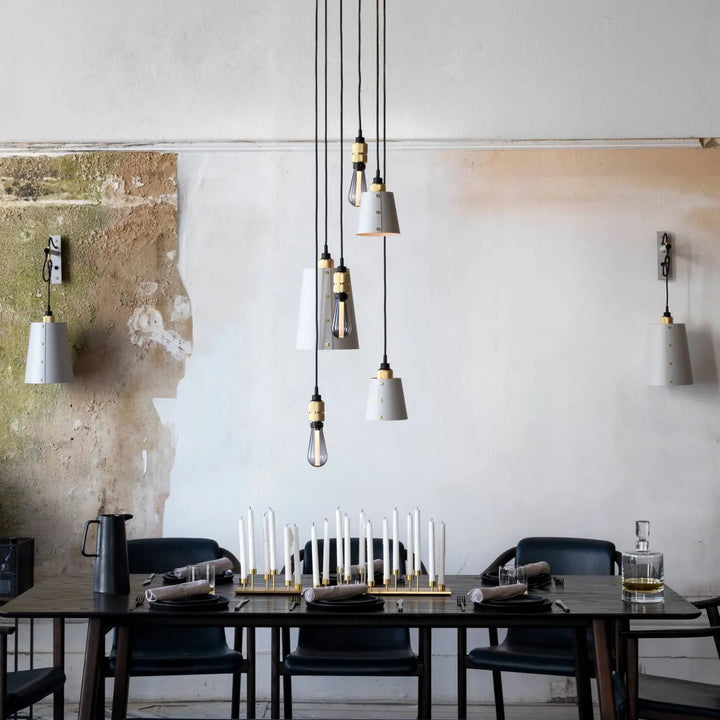 Grand et petit abat-jour Hooked coloris pierre, finition laiton, dans un intérieur #couleur_dor