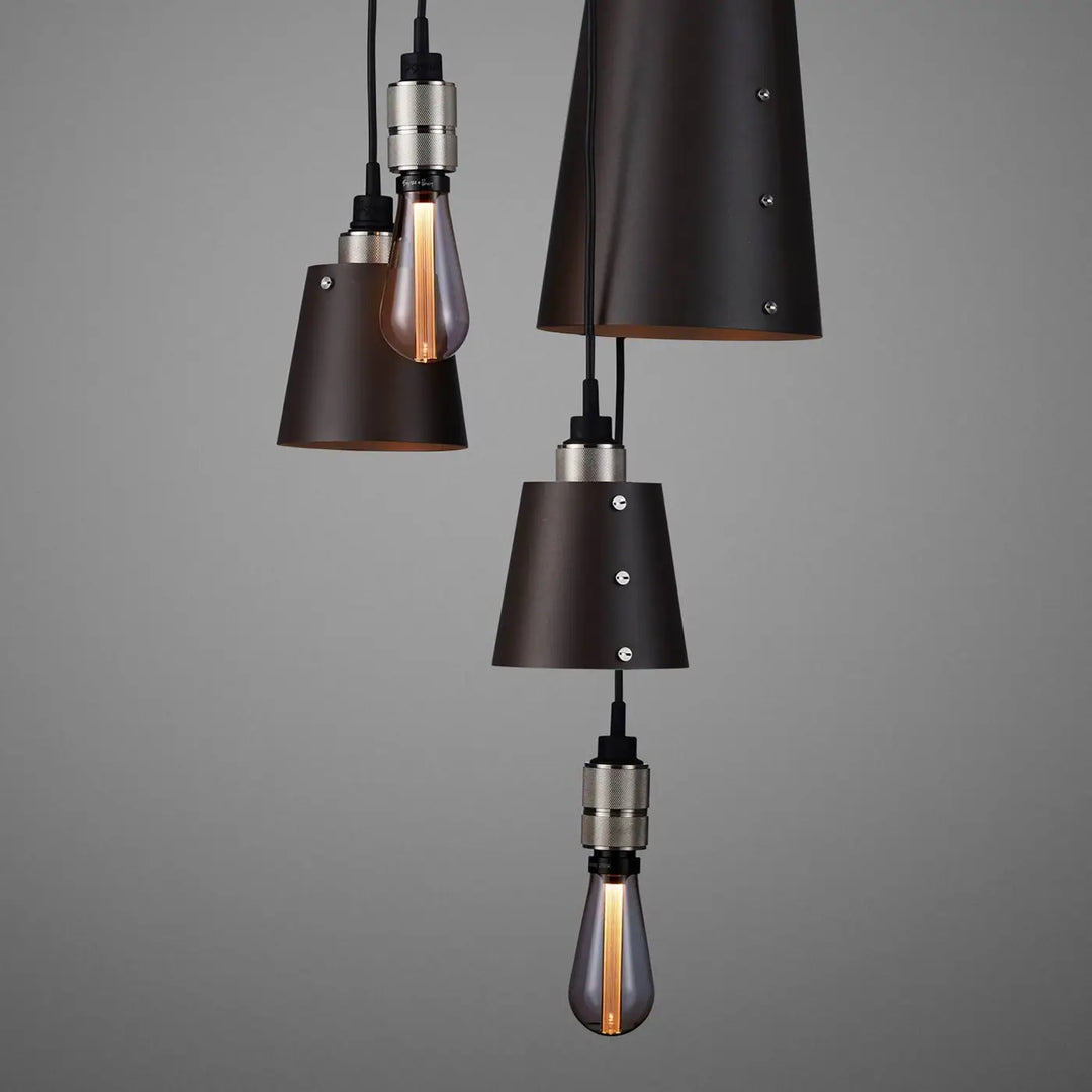 Suspension Hooked 6.0 en finition acier avec abat-jour en métal graphite #couleur_argent