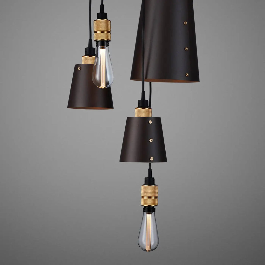 Suspension Hooked 6.0 en finition laiton avec abat-jour en métal graphite #couleur_dor