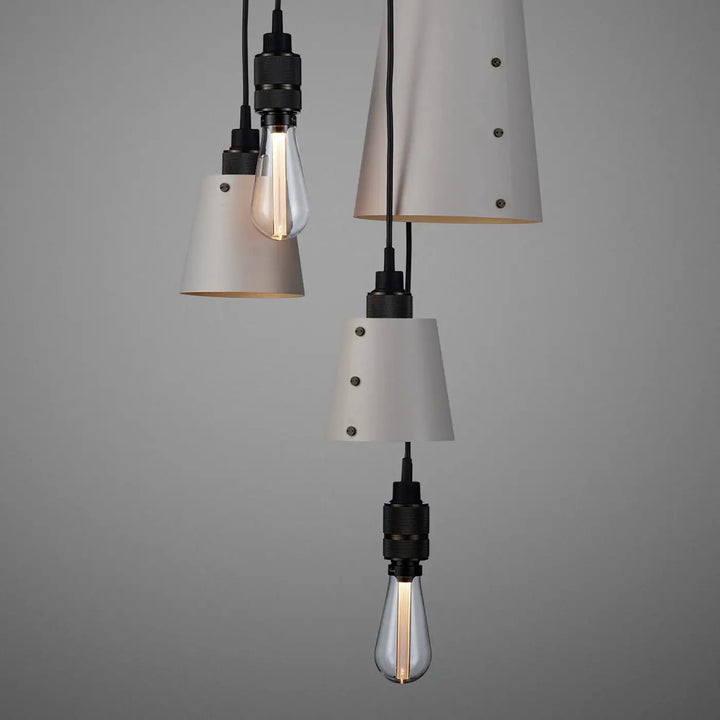 Suspension Hooked 6.0 en finition bronze fumé avec abat-jour en métal coloris pierre #couleur_gris