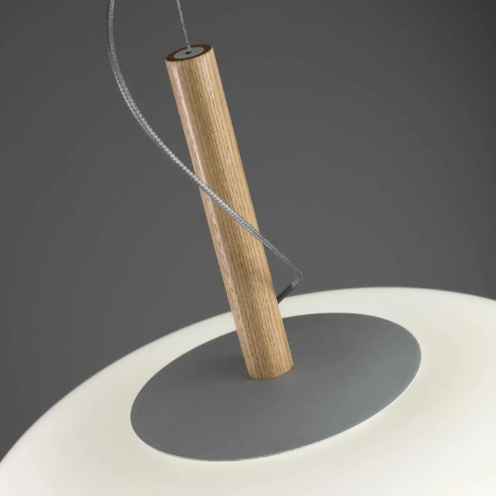Détail du verre soufflé et du bois clair du luminaire Ilargi #couleur_bois_clair