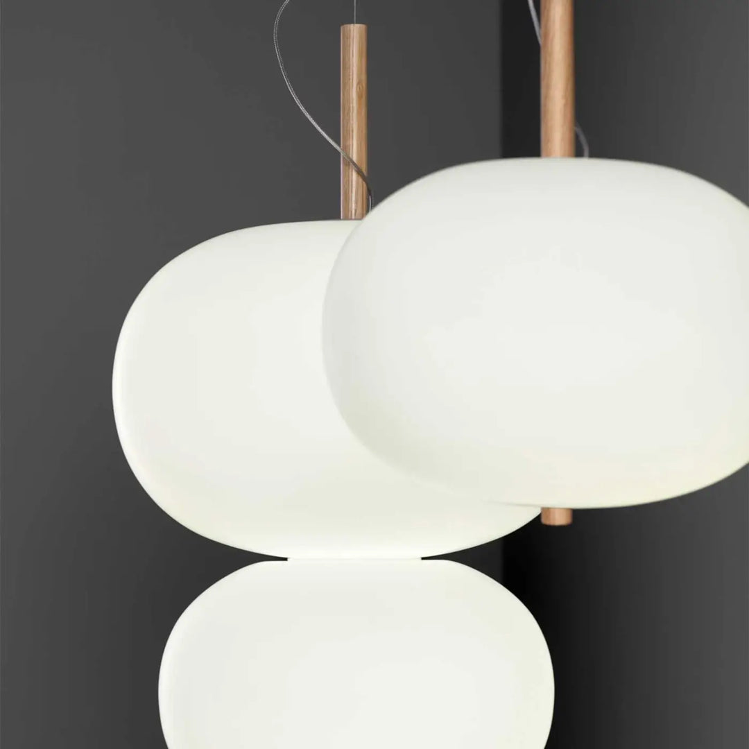 Luminaire Ilargi en bois clair et verre soufflé dans une pièce à vivre #couleur_bois_clair