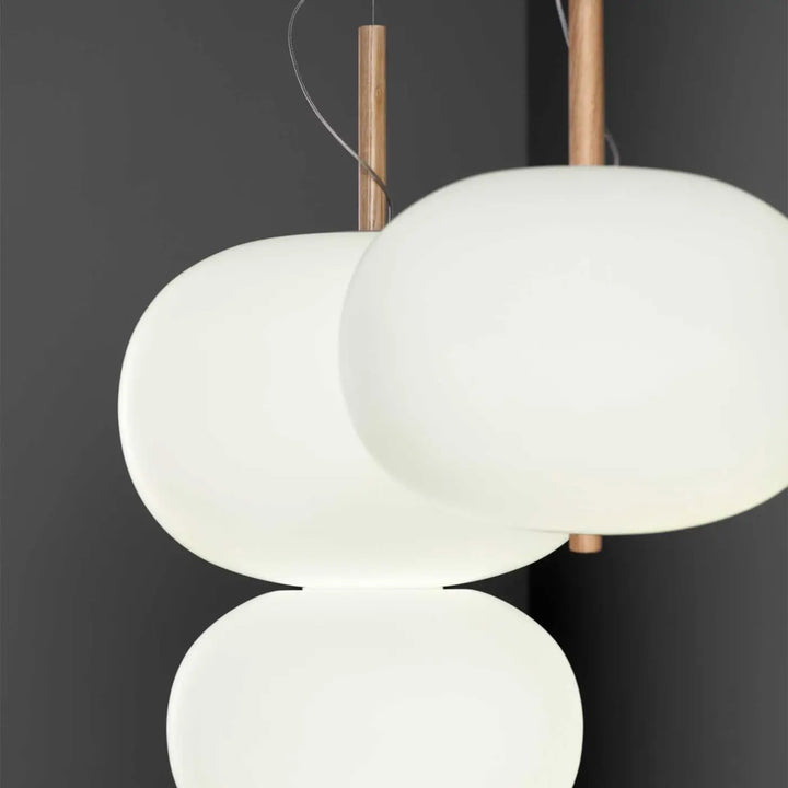 Luminaire Ilargi en bois clair et verre soufflé dans une pièce à vivre #couleur_bois_clair