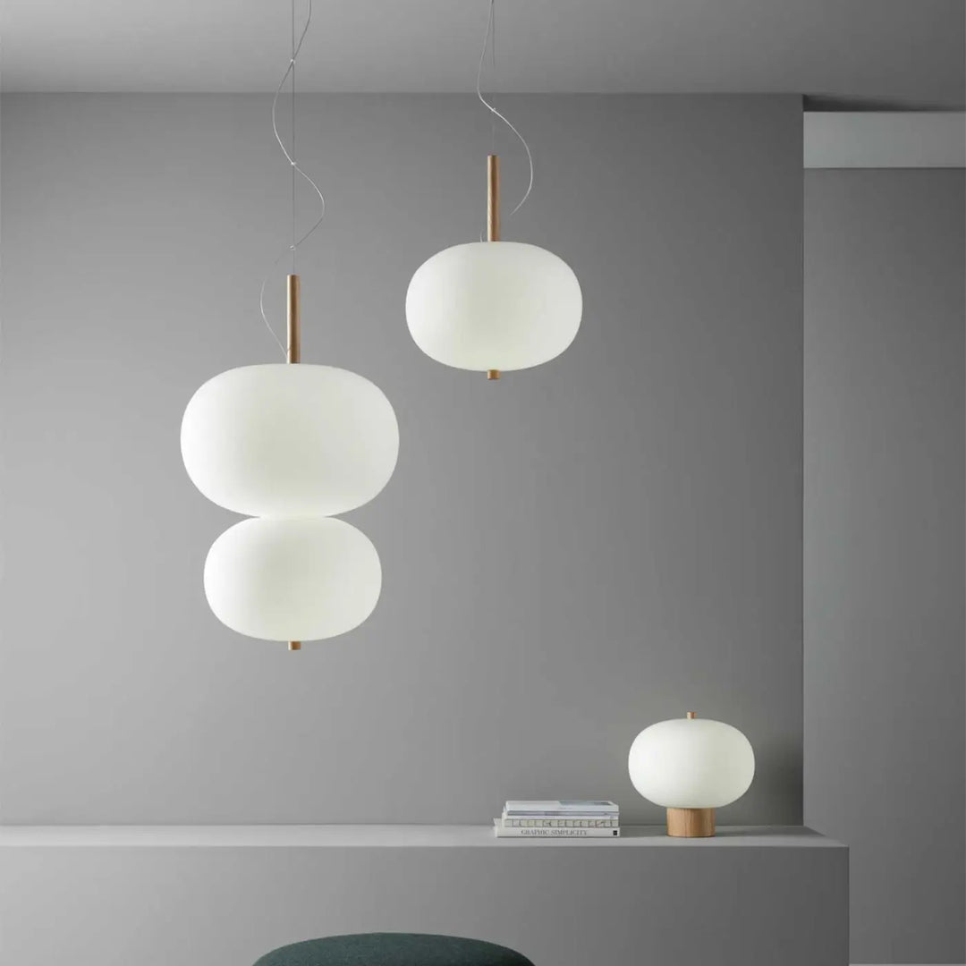 Luminaire Ilargi en verre soufflé et bois clair dans un intérieur #couleur_bois_clair