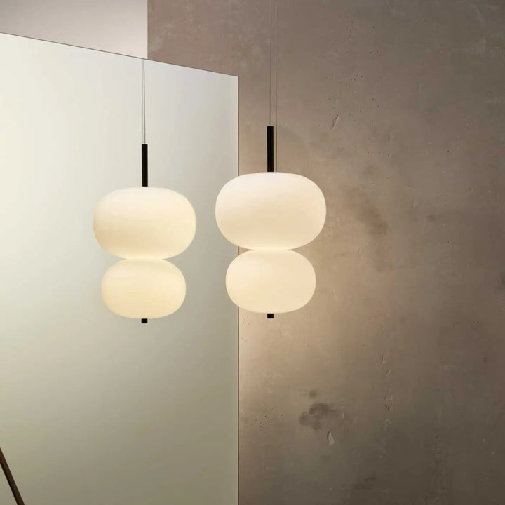 Ambiance avec la suspension Ilargi 2 en bois foncé #couleur_bois_fonce