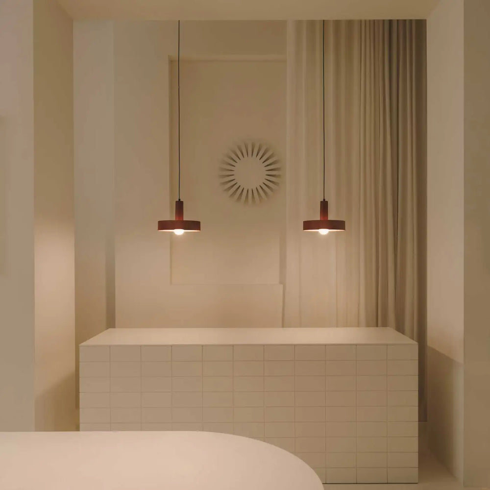 Suspension Keops rouge brique dans un intérieur #couleur_orange
