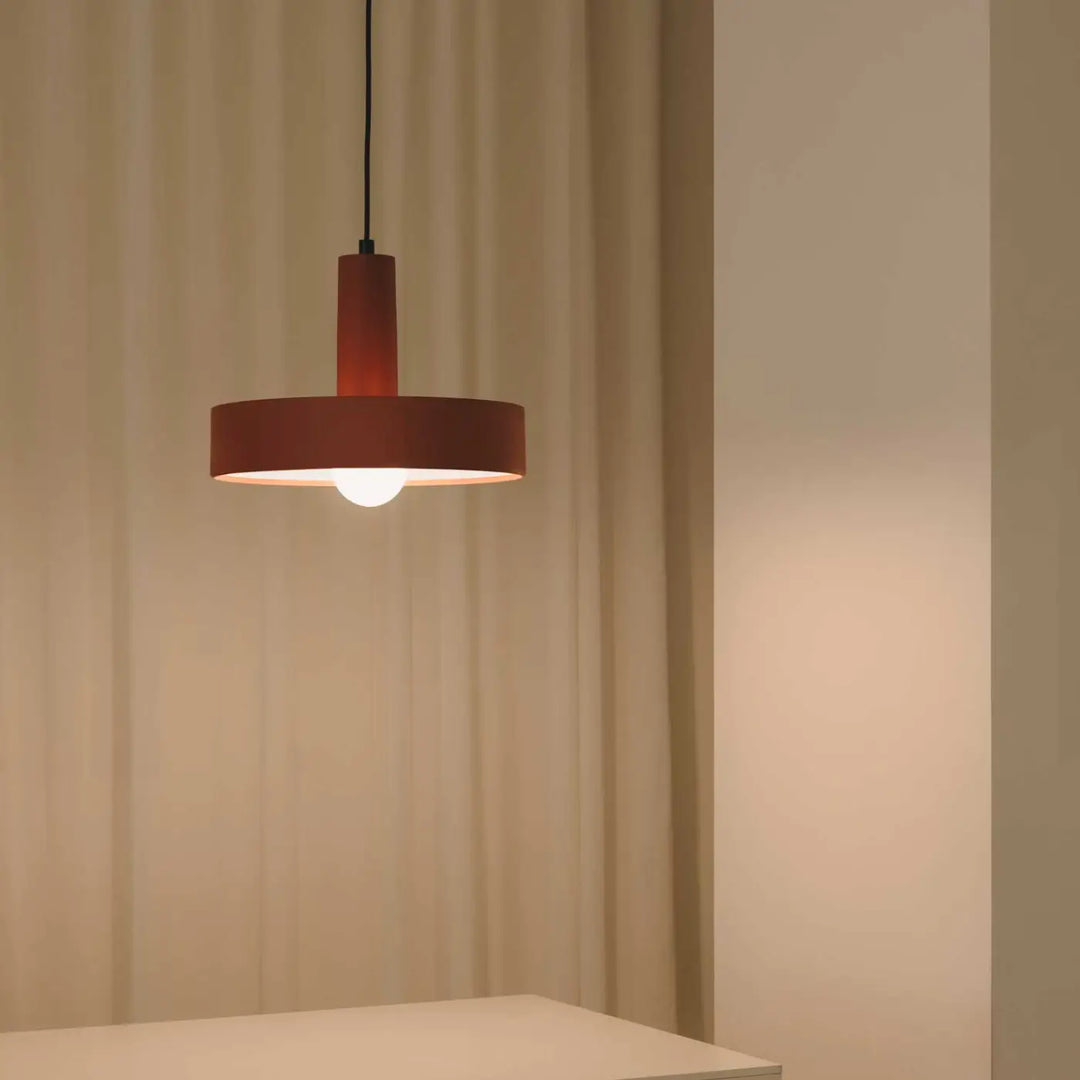 Autre vue de la suspension Keops rouge brique dans un intérieur #couleur_orange