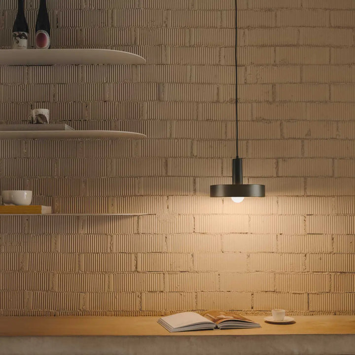 Suspension Keops gris brun dans un intérieur #couleur_gris