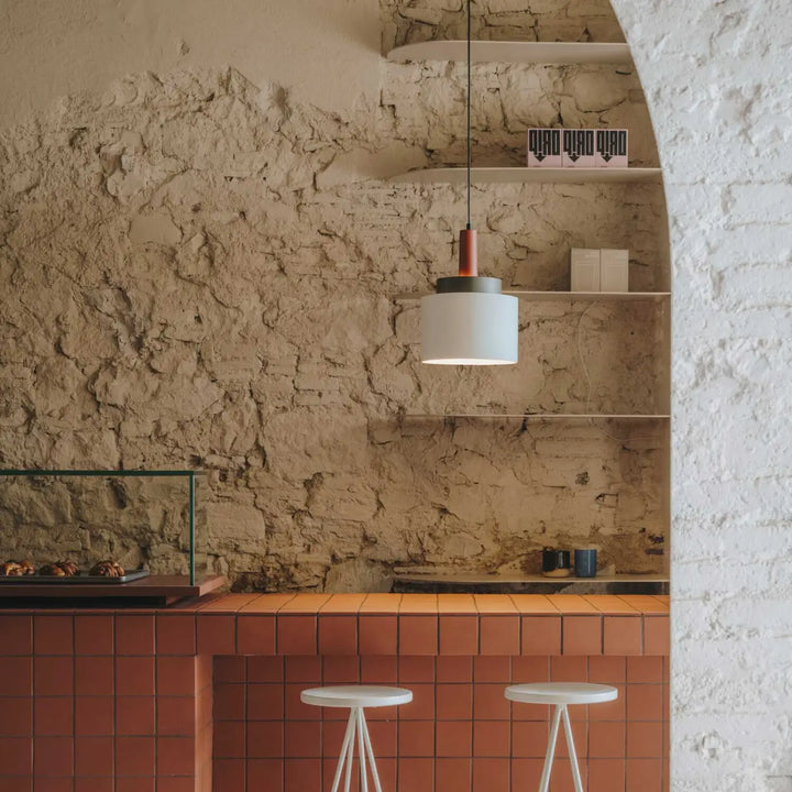 Ambiance avec la suspension Keops Triple en aluminium multicolore
