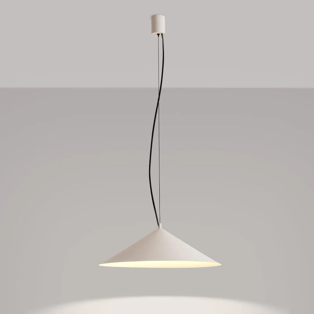 Suspension FINT beige allumée, lumière vers le bas