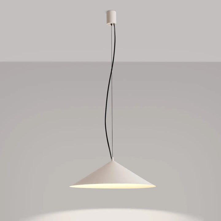 Suspension FINT beige allumée, lumière vers le bas