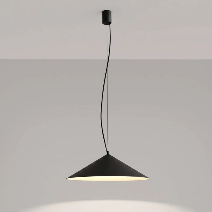 Suspension FINT noir allumée, lumière vers le bas