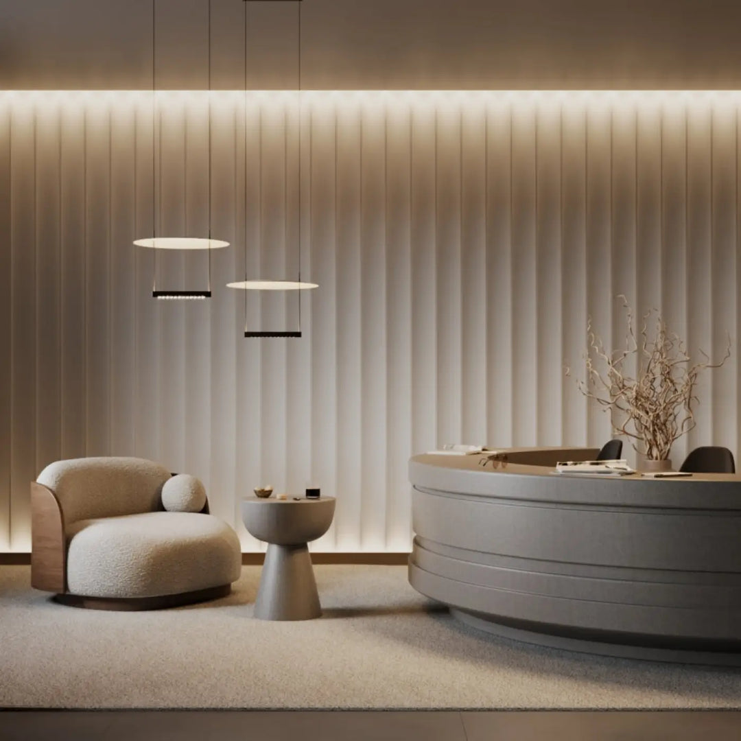 Suspension luminaire ambience avec fauteuil beige rembourré et coussin sphérique pour salle à manger avec lumière réfléchie suspension led