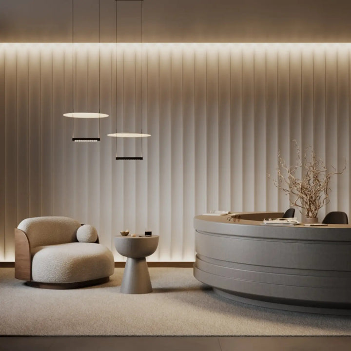 Suspension luminaire ambience avec fauteuil beige rembourré et coussin sphérique pour salle à manger avec lumière réfléchie suspension led