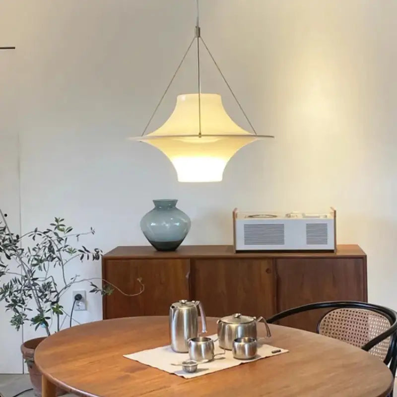 Suspension LED blanche design ovni en acrylique mat