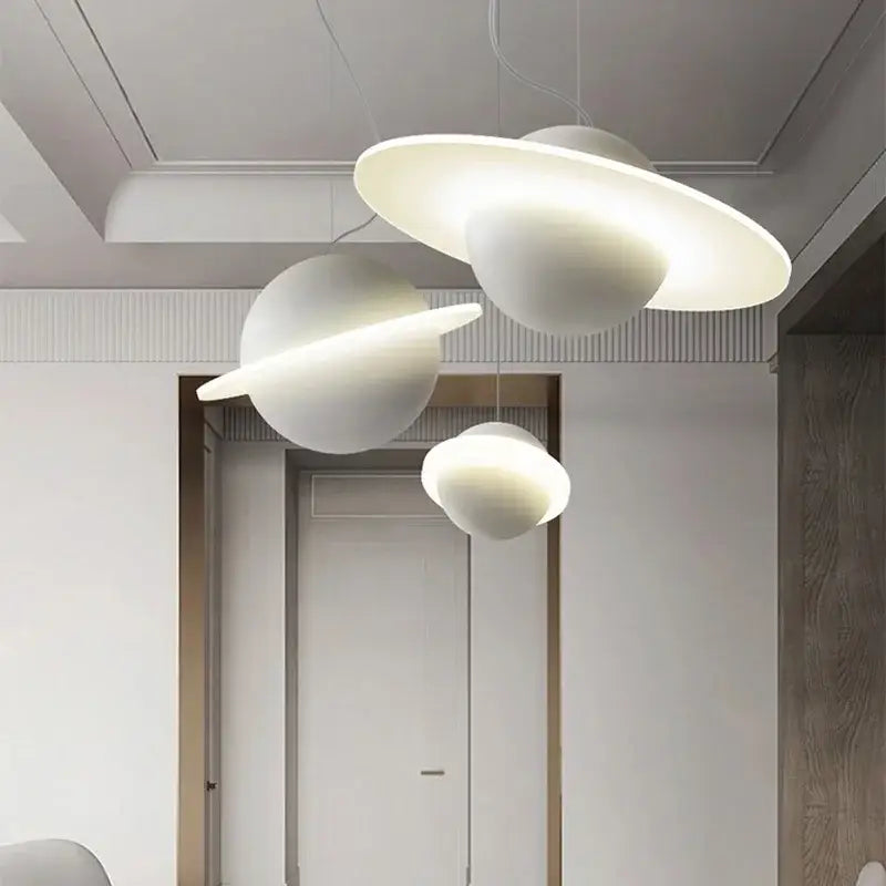 Suspension LED au design futuriste inspiré du système solaire

